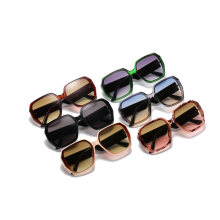2020 Ready Made Plastic Fashion Sunglasses with Patterns